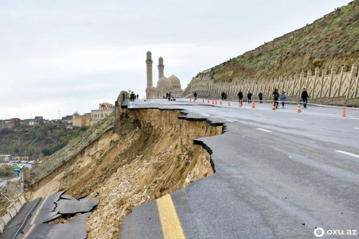 Оползень в Баку - ФОТОРЕПОРТАЖ